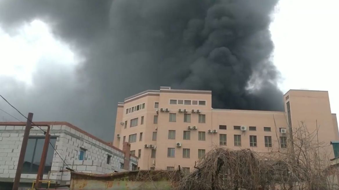 V Rostově na Donu hoří budova pohraniční stráže. Ozvaly se exploze